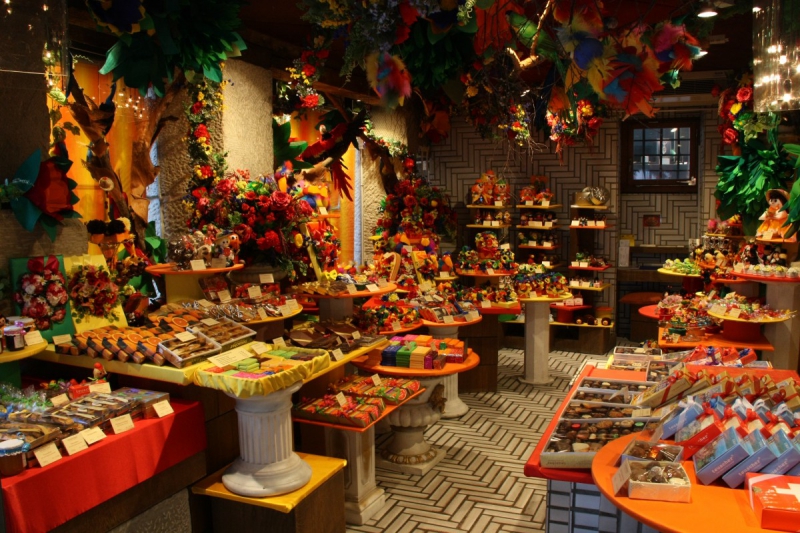 vente-LANTOSQUE-min_candy_store_chocolate_shop_chocolate_switzerland-393515